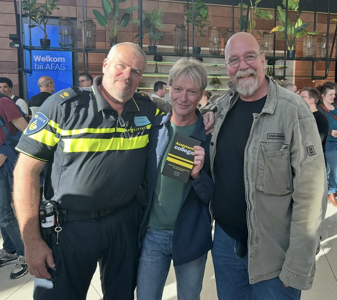De auteurs van Assistentie collega!: Mark Wiebes, Simon Vuijk en John Tamerus.