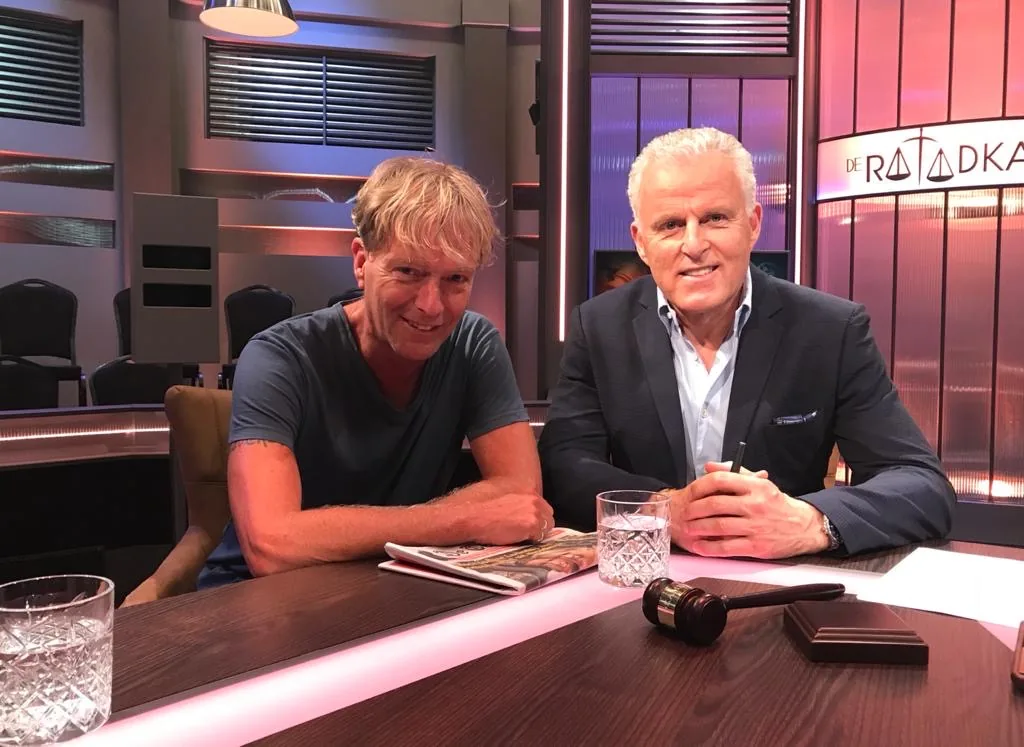 Simon Vuijk samen met Peter R. de Vries aan de tafel van De Rechtbank.